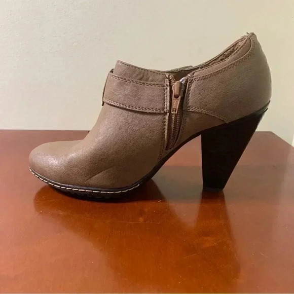 Euro Soft Tan Heeled Ankle Booties Size 9M - Picture 3 of 7